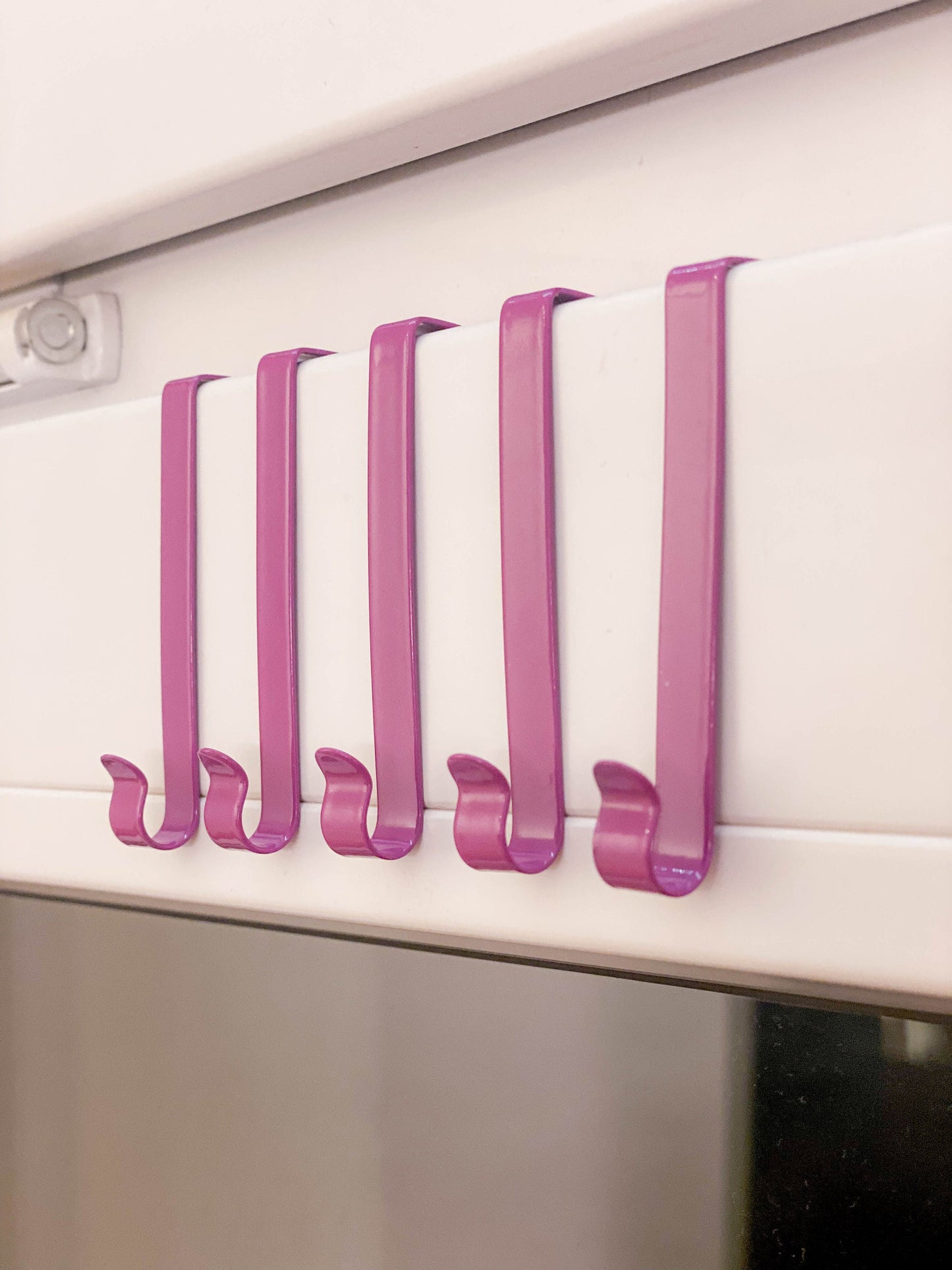 Fensterhaken Regenbogen – 6 Farben Set Bunte Helfer für Fenster, Bad und Kinderzimmer. Einfach einhängen und dekorieren.