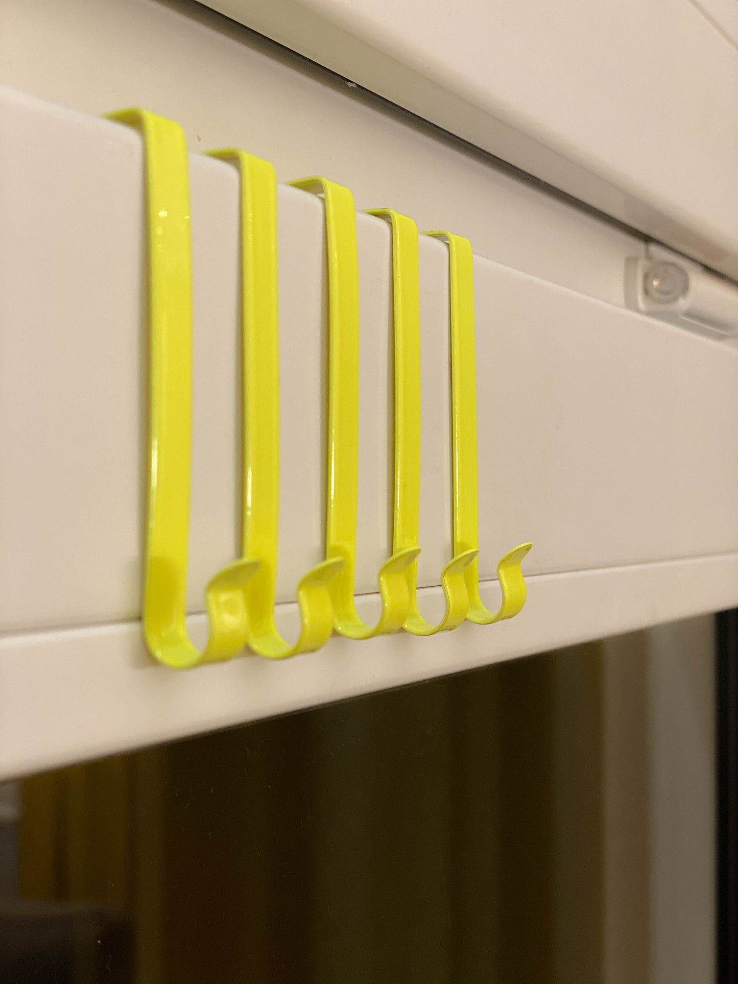 Fensterhaken Regenbogen – 6 Farben Set Bunte Helfer für Fenster, Bad und Kinderzimmer. Einfach einhängen und dekorieren.