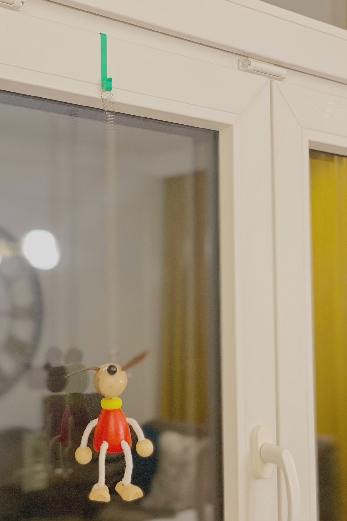 Fensterhaken Regenbogen – 6 Farben Set Bunte Helfer für Fenster, Bad und Kinderzimmer. Einfach einhängen und dekorieren.