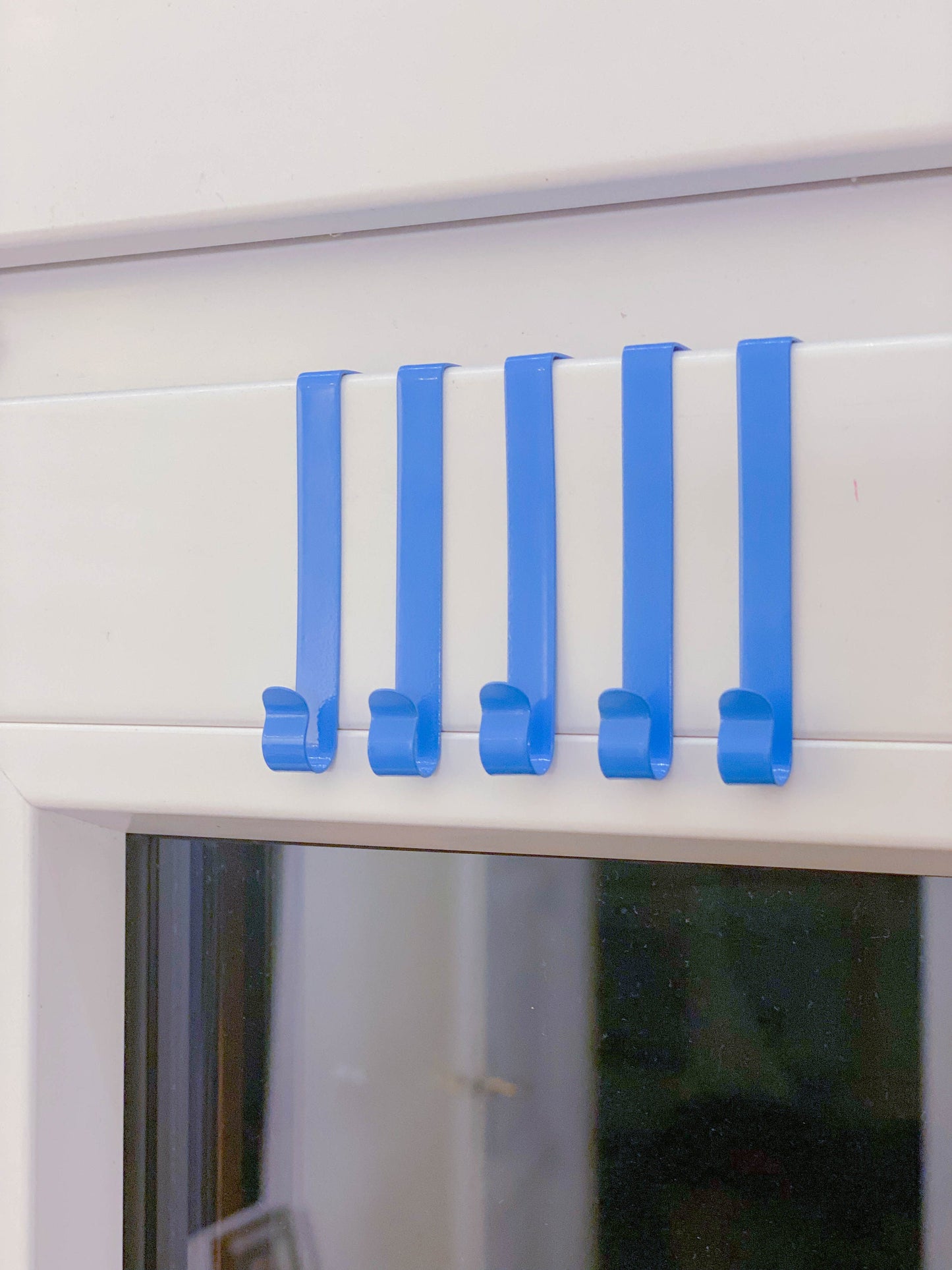 Fensterhaken Regenbogen – 6 Farben Set Bunte Helfer für Fenster, Bad und Kinderzimmer. Einfach einhängen und dekorieren.