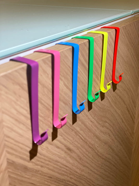 Fensterhaken Regenbogen – 6 Farben Set Bunte Helfer für Fenster, Bad und Kinderzimmer. Einfach einhängen und dekorieren.